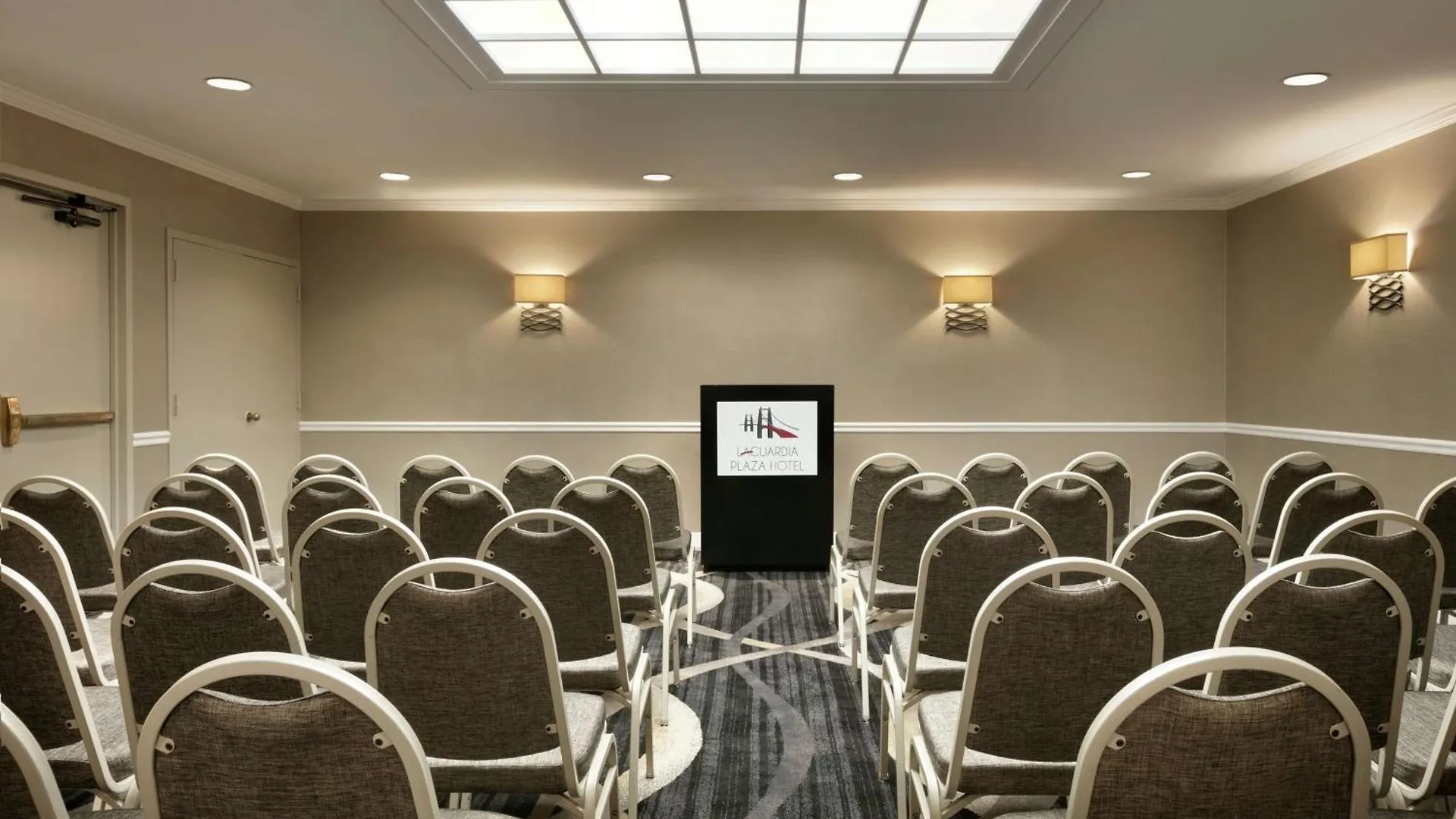 Doubletree By Hilton New York-Laguardia Hotel
